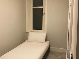 Simple & Peaceful Space, ξενοδοχείο σε Colne