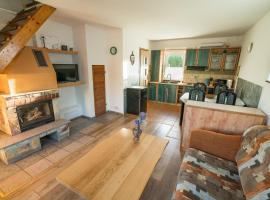 Uroczy domek nad jeziorem, hotel v destinaci Lubikowo