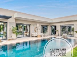 Luxury 4 suites villa w private staff and heated pool, Hotel in Sraghna