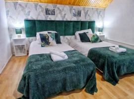 KRK stop near airport, hotelli kohteessa Cholerzyn