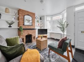 Modern Bletchley home with stylish decor, hotel in Bletchley