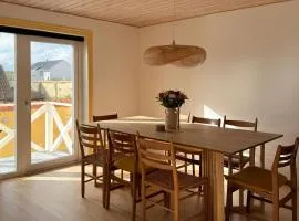 Gult Strandhus Med Udsigt Over Løkken