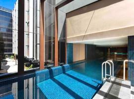 Midnight Luxe 2BR 2Bath 508 L5 in the heart of Braddon Pool Sauna Gym 1 Secure Parking Space Wifi Wine, hotel u gradu Braddon