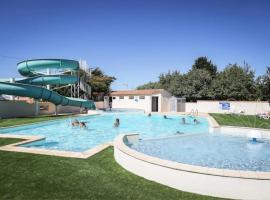ZEcamping 3 étoiles chiens acceptés salle fitness piscine couverte, hotel en Saint-Julien-des-Landes