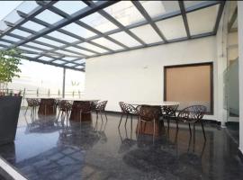 Su Casa Banquets and Hotel, ξενοδοχείο σε Jhājra