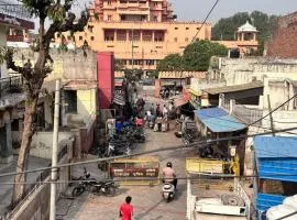 Divine Stay- Only Prime Property In Front Of The Krishnas Birthplace Janambhumi Temple, Food-Shopping-Transport All At Your Doorstep