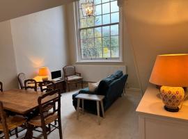 Unique garden flat in converted chapel - Hungerford, hotel in Hungerford