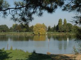 Camping 3 étoiles - Piscine - eeedi0, hótel í Châteauroux