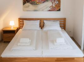 Waterfront Lake Apartment for 8 Persons with Free Parking, Hotel in Ostriach