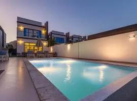 Grand 4BR Villa with Majestic Mountain and Sea Views, Assistant Room, and Private Pool, Just a Few Minutes Drive from Fujairah Finest Beaches and Camping Sites, Al Dana Island, Fujairah by Deluxe Holiday Homes