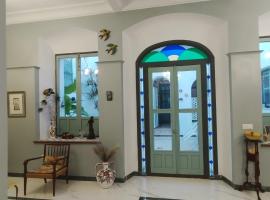 CASA SEÑORIAL CON PISCINA. CASA DONNA ISABEL, hotel i Peñaflor