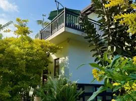 Coastal Dream House with Jacuzzi - 3 Bedrooms - Just Steps from a Stunning Beach