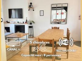 Villa de charme avec piscine privée, hotel in Ouzouer-sur-Loire