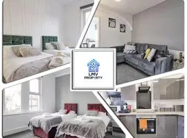 Beautiful Spacious four bedroom house with parking for 2 cars, 5 minute walk to southend station