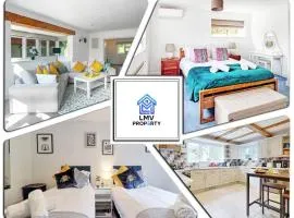 Luxury 4-Bed Family Home in Epping with Parking by LMV Property