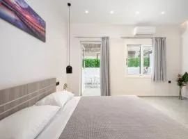 The Saltwater Suite 1 minute Beach