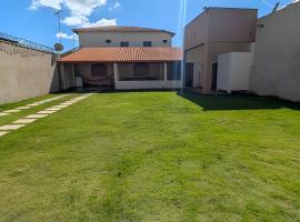 Conforto e praia a poucos passos, hotel in Guriri