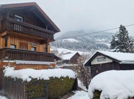 Chalet am Park with Hottub, Hotel in Piesendorf