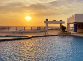 Quiet studio apartment one block from the beach