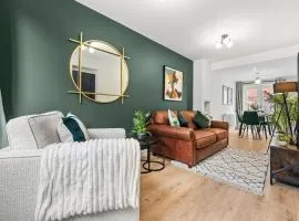 Modern 3-Bed Home, Super King Beds, Drive Parking