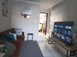 Sandalion Cottage near OR Tambo Airport & Greenstone, hotel in Edenvale