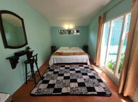 Blissful Garden Chalet Langkawi, cabin in Pantai Cenang