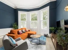 Spacious Modern 2 Bed Apartment with Parking - Pass the Keys