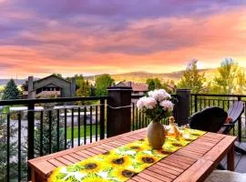 Crestview Condos, Spacious condo near Olympic Park with gas fireplace, year-round pool, hot tub, city wide shuttle access CVC-308B by KBM