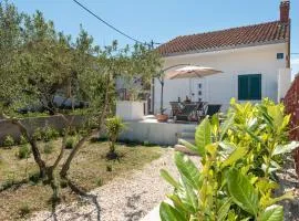 Modernes Ferienhaus mit Terrasse und Meerblick, nur wenige Schritte vom Strand in einem schönen Fischerdorf