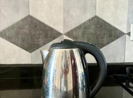 Cozy Casa de Darco Studio Apt BSD W Pool & Gym, hotel din Kedeper