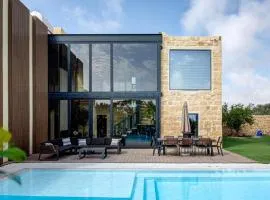 A World of Your Own, Luxurious Villa with Pools by 360 Estates