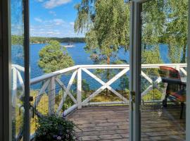 Archipelago Villa With Private Pier On Vindö, Hotel in Djurhamn