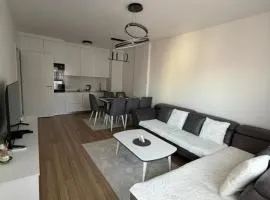 Erina Luxury Apartments - Free Parking