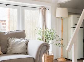 The Dairy Cotswolds Cottage Farm With Pool, ξενοδοχείο σε Lechlade