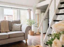 The Dairy - Cosy Cotswolds Farm Stay with Log Burner - Peaceful Winter Retreat