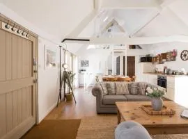 Relaxing Cotswolds Farm Stay - Near Burford - The Parlour