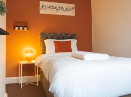 Charming 3BR House Fast Wi-Fi Free Parking, hotel v destinaci Spon End