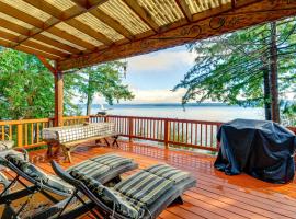 Waterfront Hood Canal Home with Pool Table!, khách sạn ở Brinnon