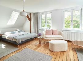 Stylish Apartment In A Historic Country House, hotel v destinaci Meezen