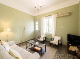 Bright & Cozy House near Beach, caba&ntilde;a en Atenas