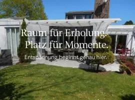 Wunderschoenes-freistehendes-Ferienhaus-an-der-See-Sauna-Strand-Yachthafen-WLAN