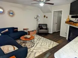 3 Bed Townhouse with King Bed Mins from Downtown