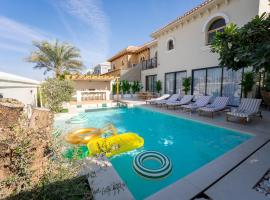 Luxurious Villa 5BHK with Pool BBQ and Full Time Housemaid Assistance - live in, Hotel in Dubai