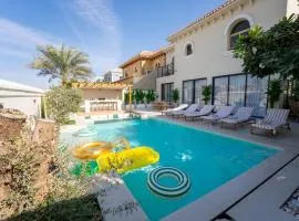 Luxurious Villa 5BHK with Pool BBQ and Full Time Housemaid Assistance - live in