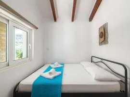 Haus In Kolympia Mit Garten Und Bergblick