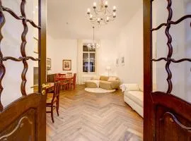 Authentic Old Riga Heritage, 2BR, Grand Ceilings