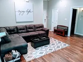 Charming, Quiet, South Shreveport Retreat King Bed