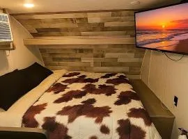 Cozy RV Farm Stay with Hot Tub WiFi and Coffee 5 Min to AHCL Hospital and Redbud Park