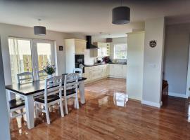 Beautiful Spacious 4-Bedroom House in Louisburgh, ξενοδοχείο σε Louisburgh