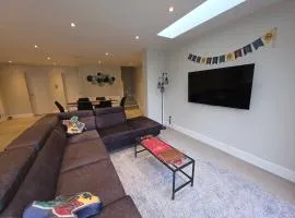 Large 4 Bed Modern Home, 5 Mins To HP Studio - Cinema Room